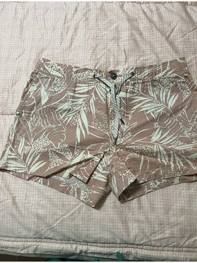 Vuori Beige Tropical-Print Women's Bermuda Shorts